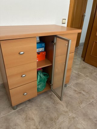 Cómoda de madera con puerta de cristal