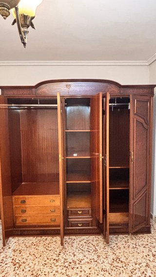 Armario de madera antiguo con espejos