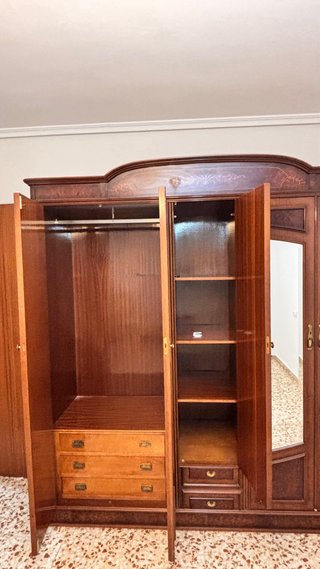Armario de madera antiguo con espejos