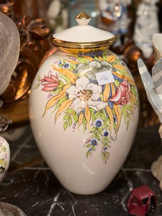Vaso di porcellana con fiori dipinti