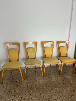 Juego de 4 sillas de madera y tela