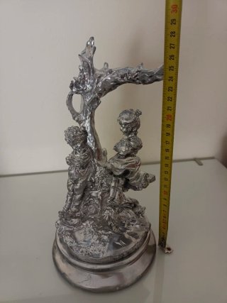 Figura metal niños árbol base