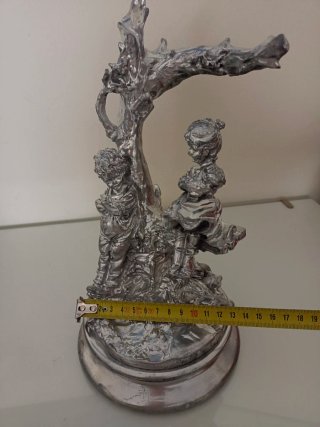 Figura metal niños árbol base