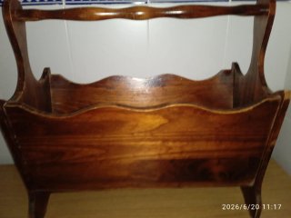 Revistero de madera con asa