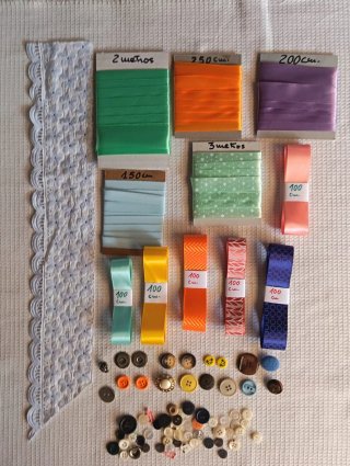 Mercería y manualidades: retales, cintas, botones.