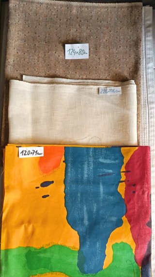 Mercería y manualidades: retales, cintas, botones.