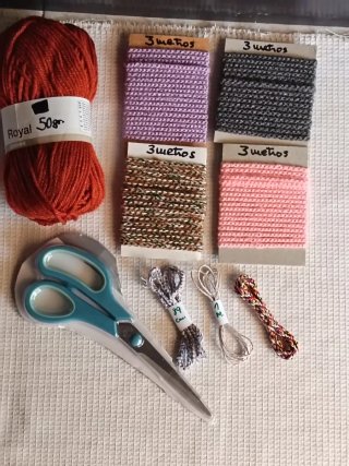 Mercería y manualidades: retales, cintas, botones.