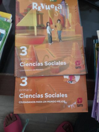 Ciencias Sociales. 3 Primaria. Revuela. Comunid...