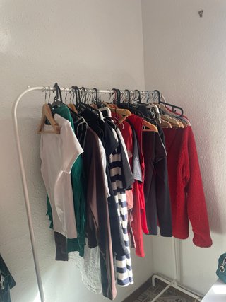 Burra de ropa blanca y roja