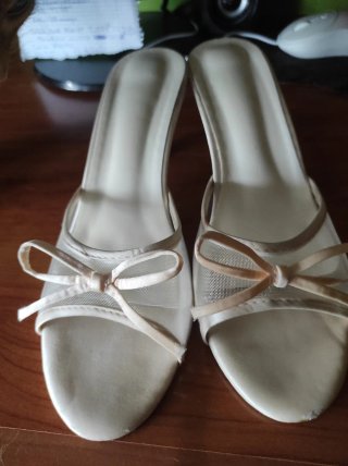Zapatos de graduación beige con lazo