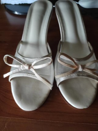 Zapatos de graduación beige con lazo