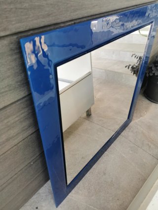 Lavabo de cristal azul y espejo