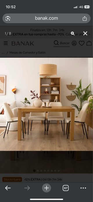 Mesa de comedor de madera extensible.
