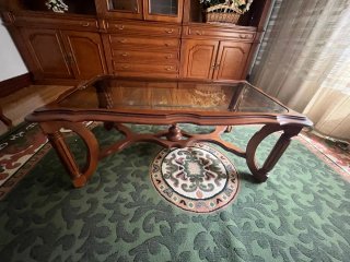 Mesa de salón de madera y cristal
