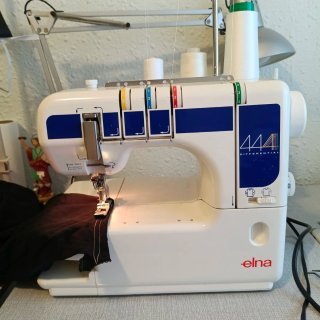 Máquina Overlock con Accesorios