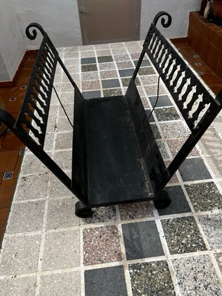 Leñero metálico para chimenea de hierro color negr
