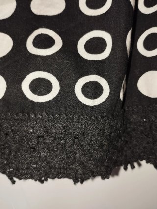 Falda de lunares blanca y negra