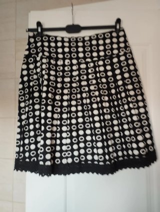Falda de lunares blanca y negra