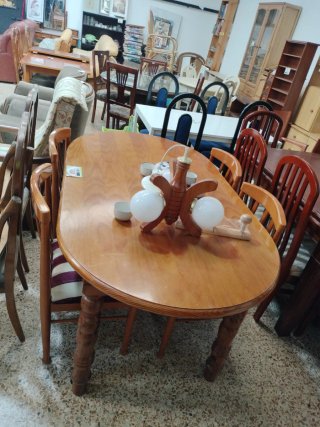 Mesa de comedor ovalada con 4 sillas