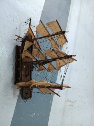 Barco de madera decorativo
