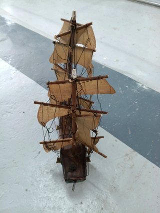 Barco de madera decorativo