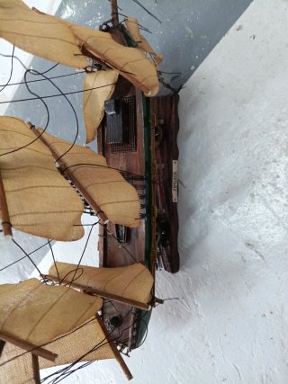Barco de madera decorativo