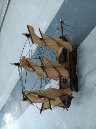 Barco de madera decorativo