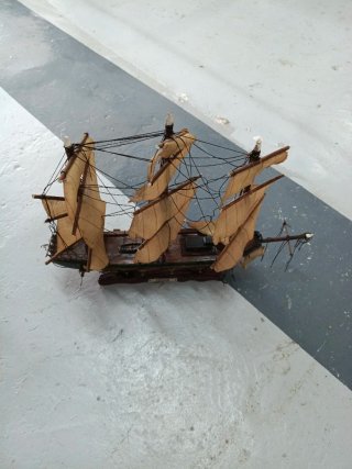 Barco de madera decorativo