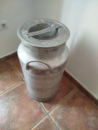 Antigua Lechera Metálica