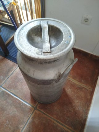 Antigua Lechera Metálica