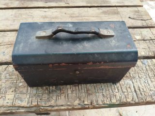 Antigua caja de herramientas metálica