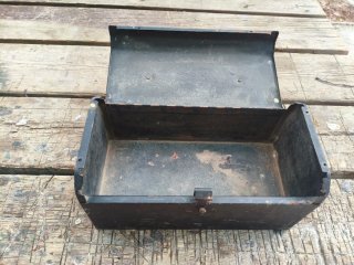 Antigua caja de herramientas metálica