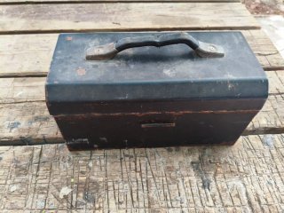 Antigua caja de herramientas metálica