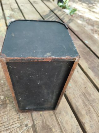 Antigua caja de herramientas metálica