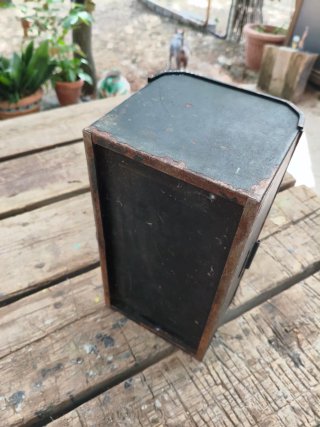 Antigua caja de herramientas metálica