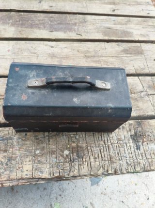 Antigua caja de herramientas metálica
