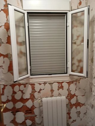 Ventana de baño blanca