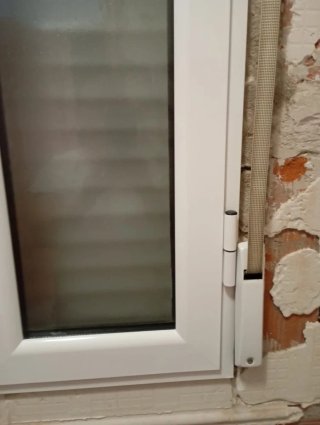 Ventana de baño blanca