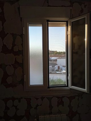 Ventana de baño blanca
