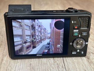 Nikon Coolpix S8000 de 14.2MP Negra