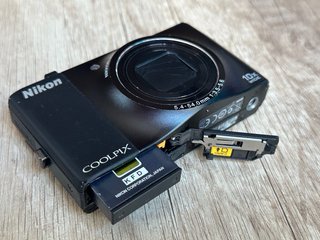 Nikon Coolpix S8000 de 14.2MP Negra
