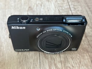 Nikon Coolpix S8000 de 14.2MP Negra