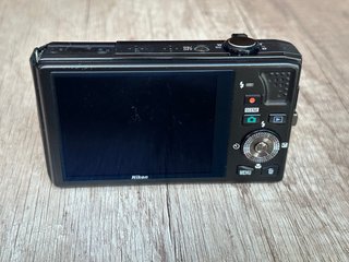 Nikon Coolpix S8000 de 14.2MP Negra
