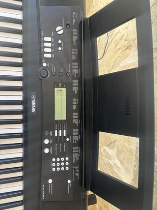 Piano Yamaha con soporte regulable