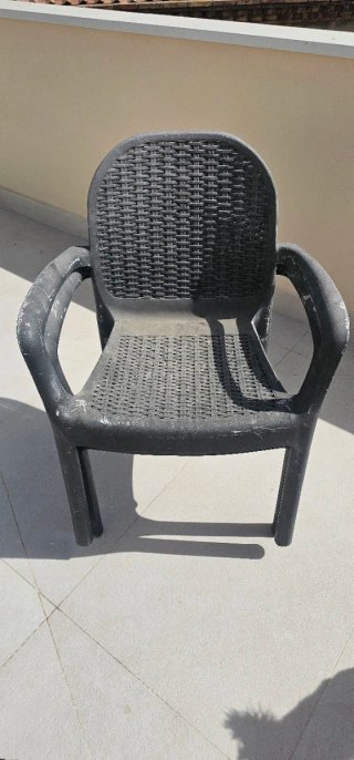 Sillas de terraza de plástico negro