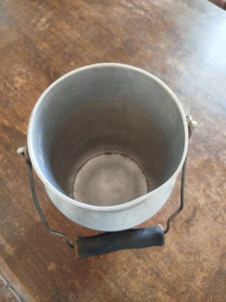 Lechera antigua de aluminio