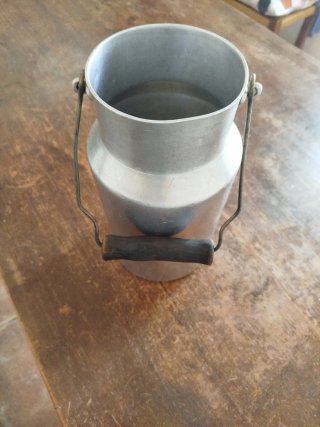 Lechera antigua de aluminio