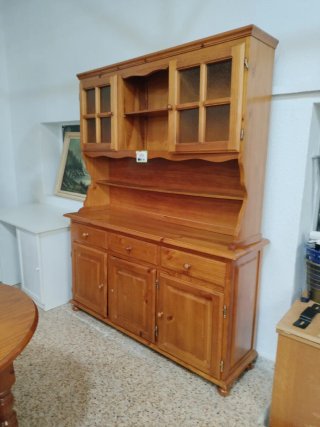 Mueble de madera con vitrina