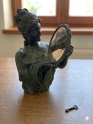 Busto mujer con espejo