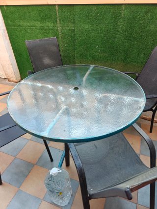 Mesa de jardín redonda de cristal y metal